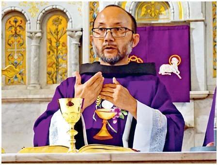 Primeiro sacerdote surdo de Singapura é ordenado.jpg