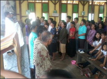 Católicos de Pakak, Indonésia, celebram por ter tido um sacerdote durante cinco dias.png