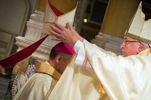 Dois Bispos auxiliares são ordenados na Catedral de Westminster, Inglaterra 1.jpg Dois Bispos auxiliares são ordenados na Catedral de Westminster, Inglaterra 1.jpg