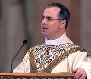 No funeral do juiz Scalia nos EUA, seu filho sacerdote proclama a Jesus Cristo.jpg