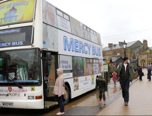 Ônibus de dois andares é transformado em confessionário na Inglaterra.jpg