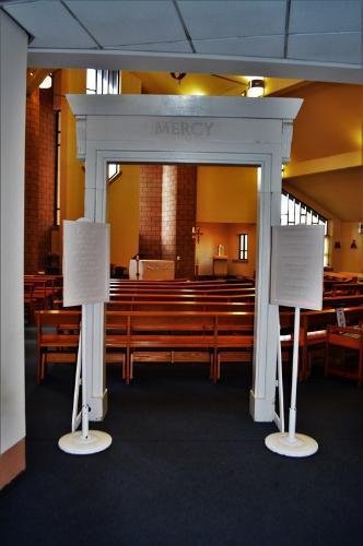 Bispo na Inglaterra cria Porta Santa portátil para levar indulgência a enfermos e anciãos.jpg Bispo na Inglaterra cria Porta Santa portátil para levar indulgência a enfermos e anciãos.jpg