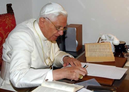 Bento XVI escrevendo.jpg
