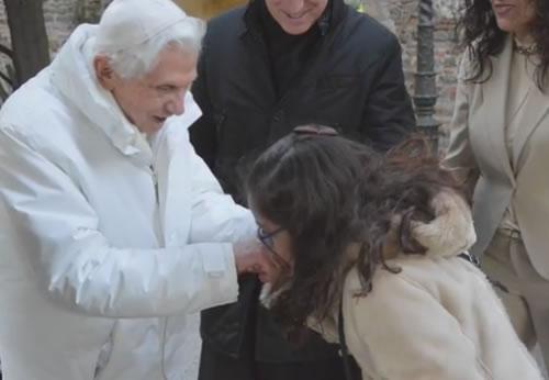 Menina sobrevivente de câncer visita a Bento XVI para agradecer-lhe sua oração.jpg Menina sobrevivente de câncer visita a Bento XVI para agradecer-lhe sua oração.jpg