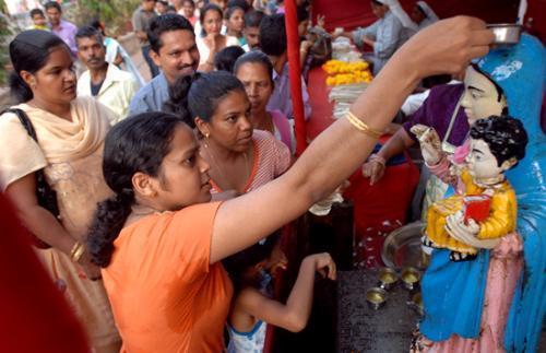 Nossa Senhora dos Milagres atrai multidões em Goa, Índia.jpg Nossa Senhora dos Milagres atrai multidões em Goa, Índia.jpg