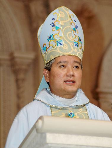 Católicos nas Filipinas acendem velas e oram pelas eleições.jpg Católicos nas Filipinas acendem velas e oram pelas eleições.jpg