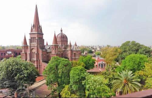 Catedral de Lahore, Paquistão, restaura sua cúpula danificada em um terremoto 1.jpg
