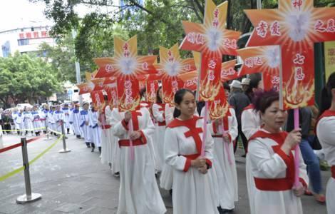 Fiéis chineses transcrevem o Evangelho de São Marcos para Pentecostes.jpg Fiéis chineses transcrevem o Evangelho de São Marcos para Pentecostes.jpg