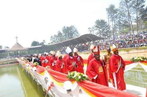 Milhões de peregrinos celebram a festa dos Mártires de Uganda.jpg