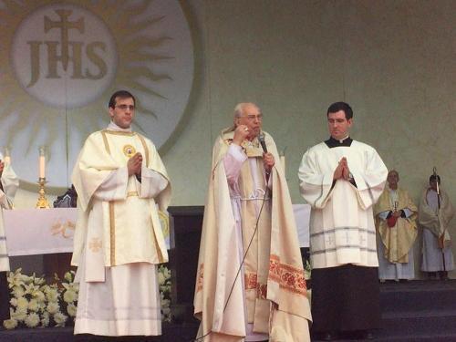 Multidão de fiéis participa do encerramento do Congresso Eucarístico Nacional Argentino 1.jpg