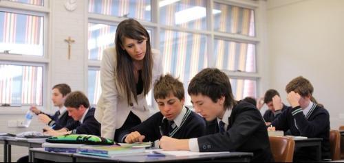 Tribunal espanhol suspende retirada de aulas de Religião do horário escolar na Espanha.jpg