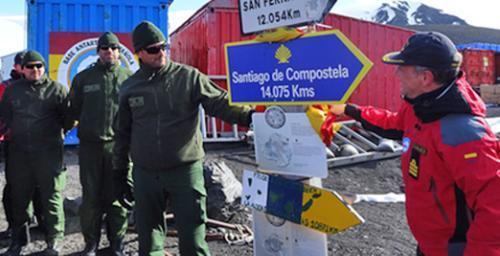 Militares peregrinam 14 mil quilômetros da Antártida até Santiago de Compostela 1.jpg
