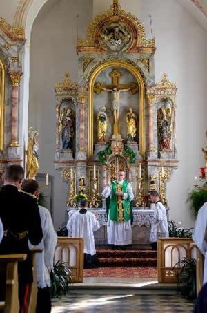De preso de consciência na Birmânia à sacerdote no Reino Unido.jpg