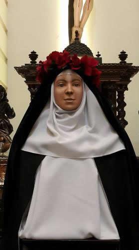 Reprodução em tamanho real do rosto de Santa Rosa de Lima é apresentada no Peru.jpg