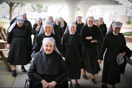 Irmãzinhas dos Pobres recebem prêmio Gaudium et Spes dos Cavaleiros de Colombo.jpg Irmãzinhas dos Pobres recebem prêmio Gaudium et Spes dos Cavaleiros de Colombo.jpg