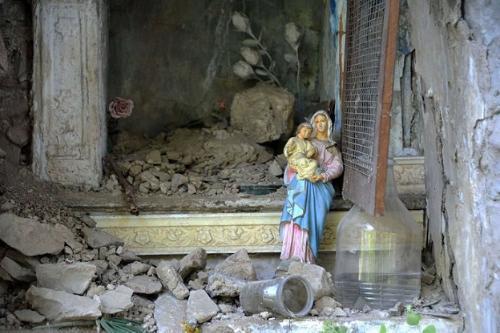 Imagem de Nossa Senhora permaneceu intacta após terremoto na Itália e é sinal de esperança 1.jpg Imagem de Nossa Senhora permaneceu intacta após terremoto na Itália e é sinal de esperança 1.jpg