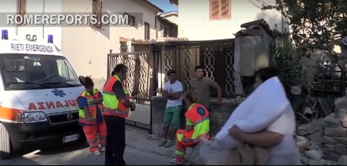 Bombeiros do Vaticano estão em Amatrice, localidade devastada pelo terremoto na Itália.png