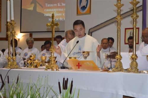 Primeiro sacerdote nativo da Mongólia celebra sua Primeira Missa.jpg Primeiro sacerdote nativo da Mongólia celebra sua Primeira Missa.jpg