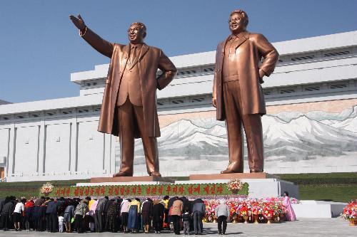 Três refugiados da Coreia do Norte encontram a Deus após deixar seu país.jpg Três refugiados da Coreia do Norte encontram a Deus após deixar seu país.jpg