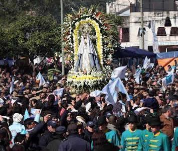400 mil jovens argentinos caminham 15 horas para render homenagem à Nossa Senhora de Itaití.jpg