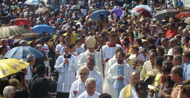Missa em Contagem (MG) reúne milhares de devotos da Virgem de Aparecida.JPG Missa em Contagem (MG) reúne milhares de devotos da Virgem de Aparecida.JPG