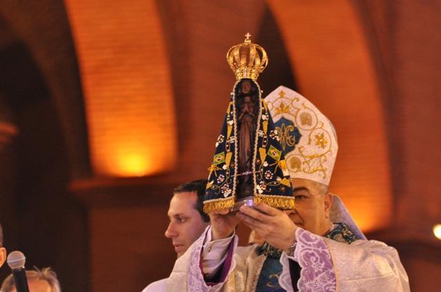 Cardeal Orani Tempesta erguendo a Imagem de Aparecida Foto Arquidiocese do Rio de Janeiro.jpg