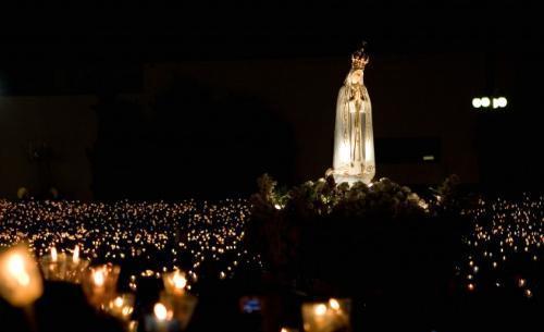 Imagem peregrina de Nossa Senhora de Fátima é enviada para a Síria como Mensageira da Paz.jpg Imagem peregrina de Nossa Senhora de Fátima é enviada para a Síria como Mensageira da Paz.jpg