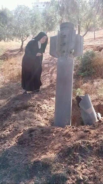 Míssil atinge convento de religiosas carmelitas mas não explode.jpg Míssil atinge convento de religiosas carmelitas mas não explode.jpg