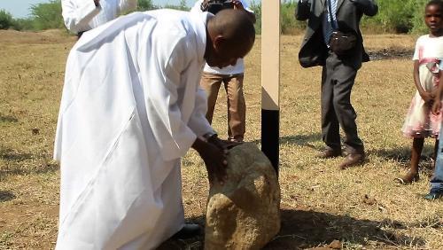 Diocese em Malawi criará Santuário onde primeiros missionários enterraram medalha de Nossa Senhora.jpg
