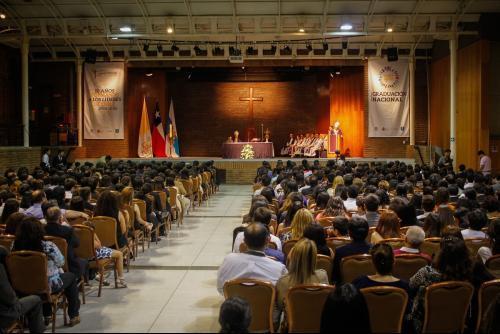 Centenas de jovens se graduam na Academia de Líderes Católicos, no Chile.jpg Centenas de jovens se graduam na Academia de Líderes Católicos, no Chile.jpg