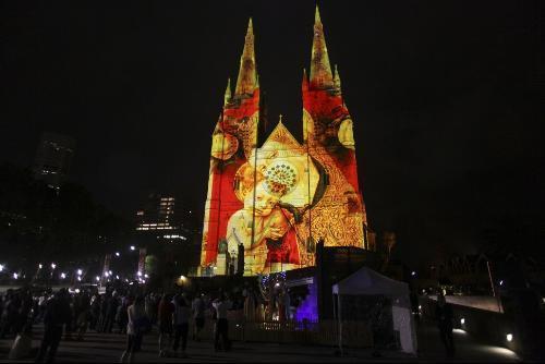 Fiéis ascendem as luzes de Natal na Catedral de Sydney, na Austrália.jpg