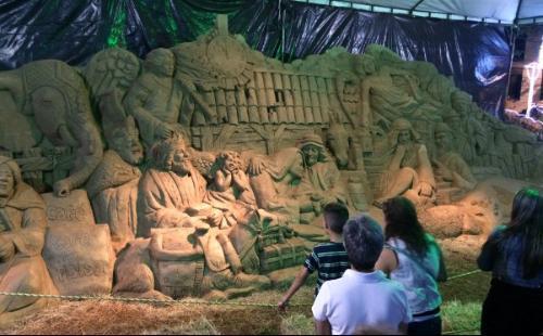 Realizado na Colômbia presépio monumental de areia.jpg