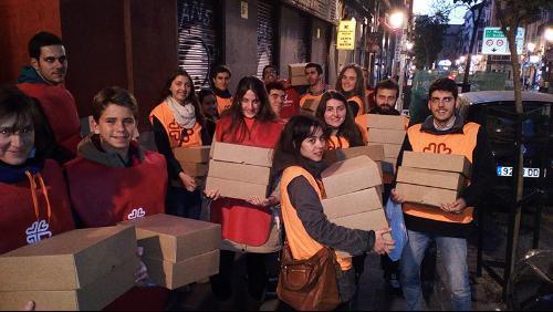 Jovens de Madri, na Espanha, compartilham a noite de Natal com os mais pobres.jpg
