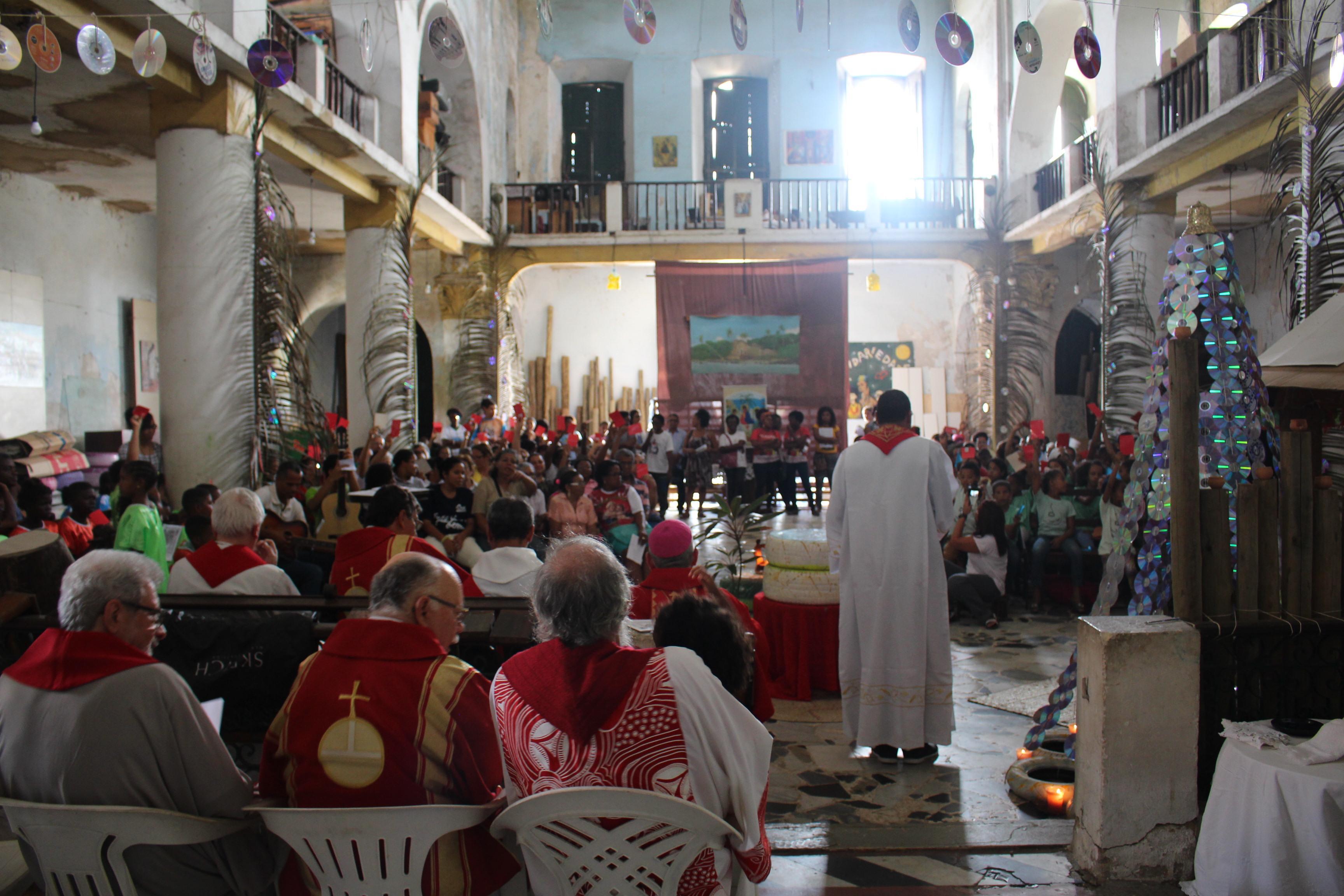 Missa dos Santos Inocentes, na Bahia, reúne centenas de fiéis antes do ano novo.jpg Missa dos Santos Inocentes, na Bahia, reúne centenas de fiéis antes do ano novo.jpg