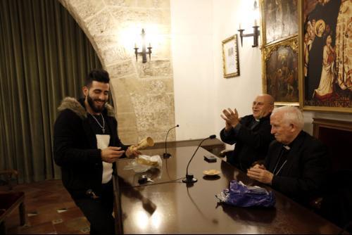 Cardeal Cañizares é presenteado com cálice elaborado na Terra Santa.jpg Cardeal Cañizares é presenteado com cálice elaborado na Terra Santa.jpg