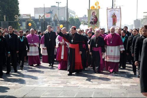 Milhares de fiéis mexicanos peregrinam à Basílica de Guadalupe 1.jpg Milhares de fiéis mexicanos peregrinam à Basílica de Guadalupe 1.jpg