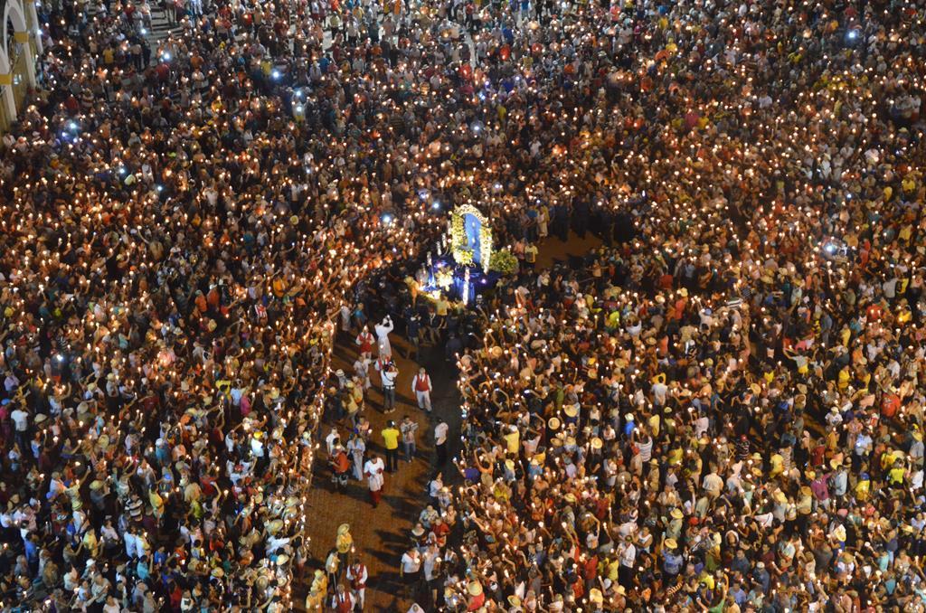 Romaria das Candeias em Juazeiro do Norte (CE) encerra-se com extensa procissão de velas.jpg Romaria das Candeias em Juazeiro do Norte (CE) encerra-se com extensa procissão de velas.jpg