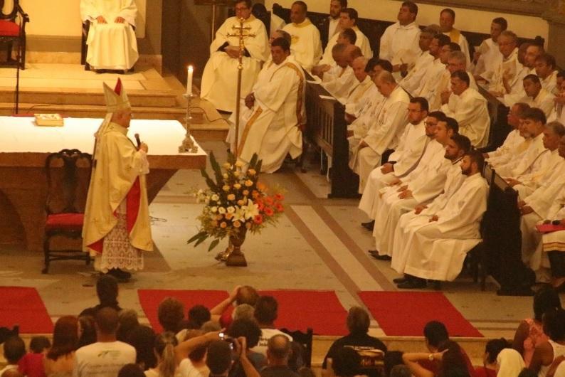 Novos sacerdotes são ordenados na Arquidiocese de Vitória (ES).jpg Novos sacerdotes são ordenados na Arquidiocese de Vitória (ES).jpg