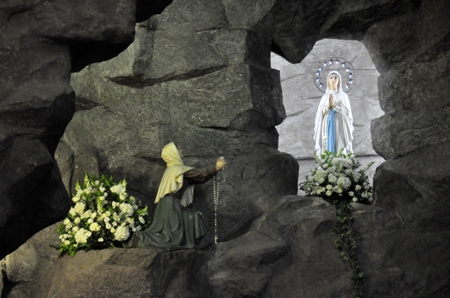 Festa de Nossa Senhora de Lourdes estimula milhares de devotos no Rio.png Festa de Nossa Senhora de Lourdes estimula milhares de devotos no Rio.png