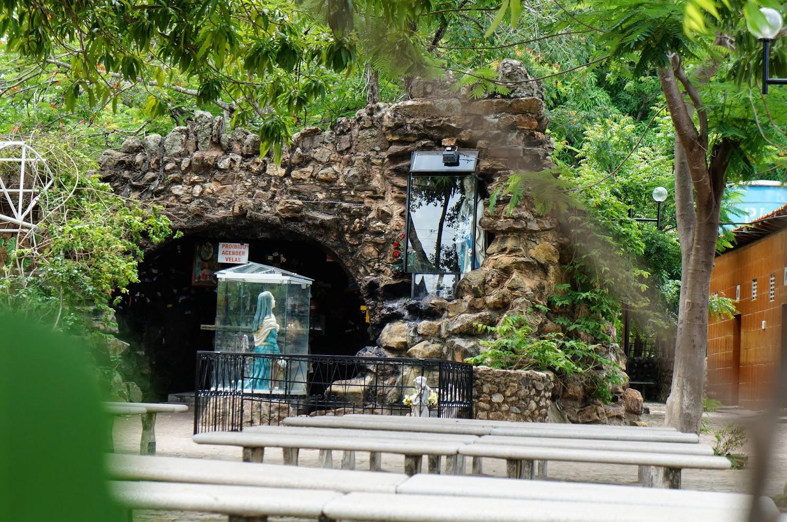 Devotos do Piauí celebram a memória de Nossa Senhora de Lourdes na Gruta da Betânia.JPG Devotos do Piauí celebram a memória de Nossa Senhora de Lourdes na Gruta da Betânia.JPG