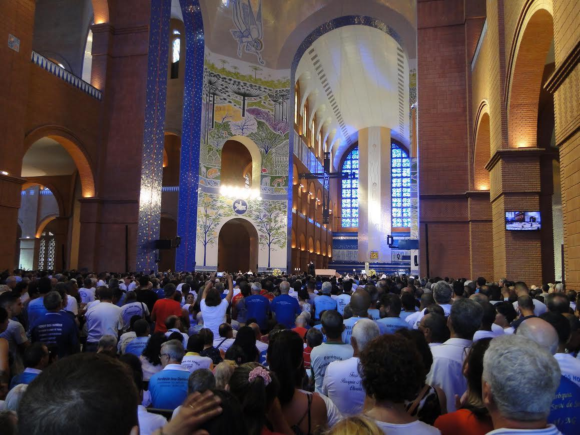 Mais de 70 mil fiéis participam de Terço dos Homens na Casa da Mãe Aparecida.jpg Mais de 70 mil fiéis participam de Terço dos Homens na Casa da Mãe Aparecida.jpg