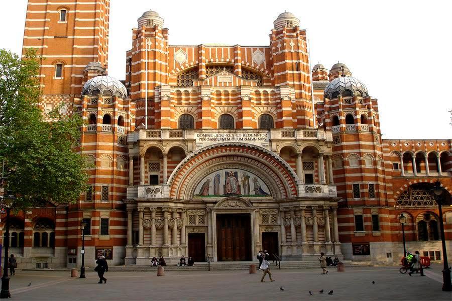 Coroada, em Westminster, a Imagem de Nossa Senhora de Fátima.jpg