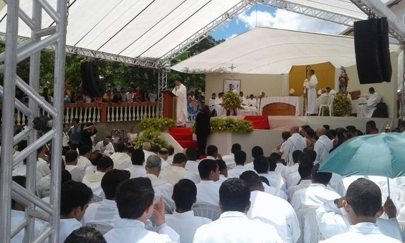 Ordenado novo sacerdote na Igreja de Mariana (MG).jpg Ordenado novo sacerdote na Igreja de Mariana (MG).jpg