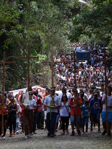 Mais de 5 mil fiéis participam de Via Sacra Jovem em Juiz de Fora (MG).jpg