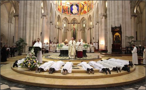 Arquidiocese de Madri, Espanha, celebra ordenação de 15 novos sacerdotes.png Arquidiocese de Madri, Espanha, celebra ordenação de 15 novos sacerdotes.png