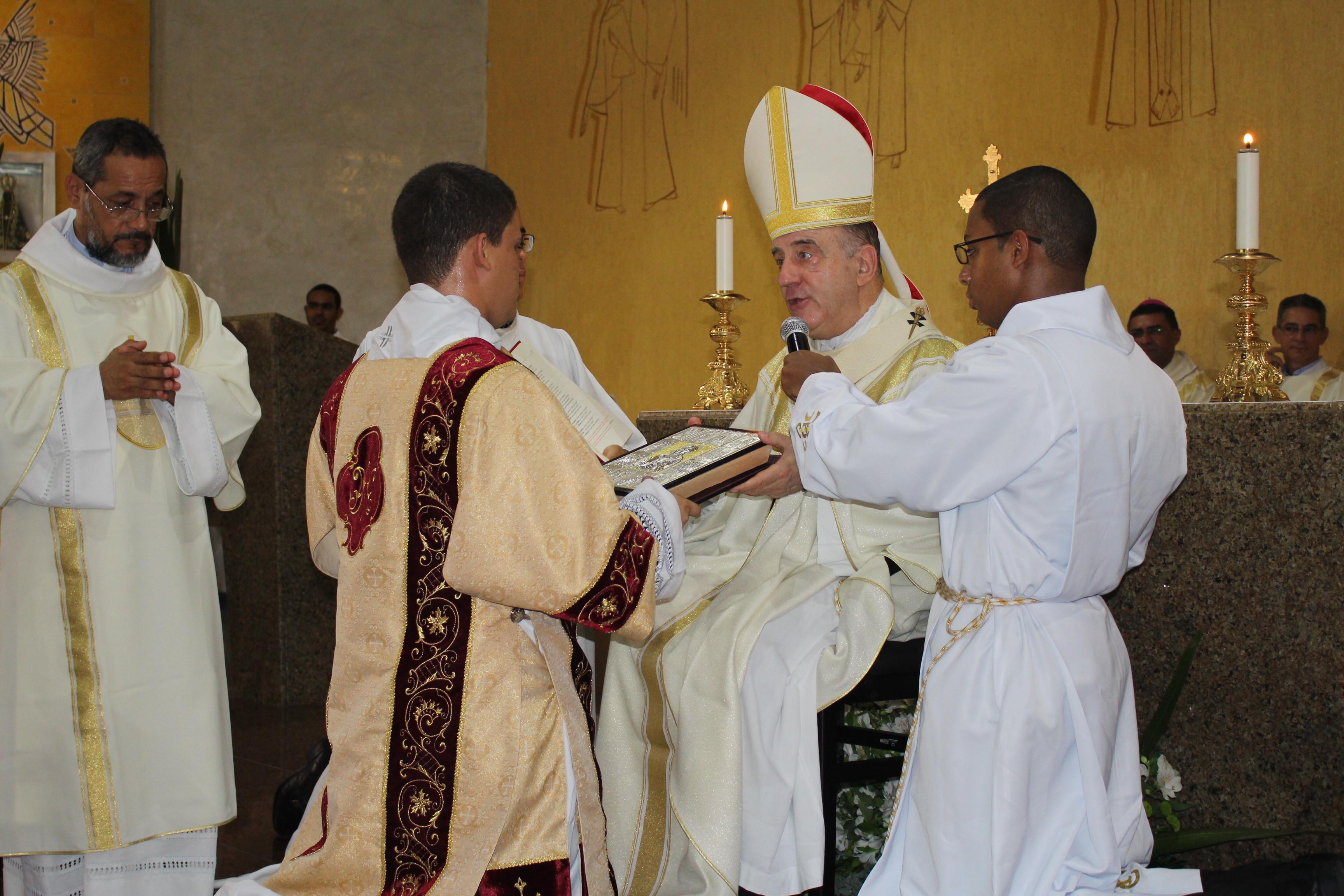 Novos diáconos transitórios são ordenados na Arquidiocese de Salvador.jpg Novos diáconos transitórios são ordenados na Arquidiocese de Salvador.jpg