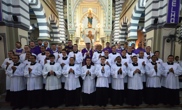 Seminaristas celebram a recepção da batina no Rio de Janeiro.png