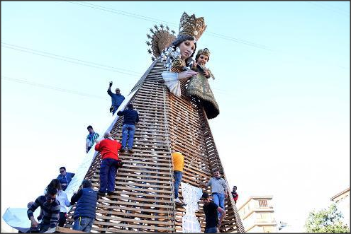 Mais de 100 mil fiéis oferecem flores a Nossa Senhora dos Desamparados na Espanha.png