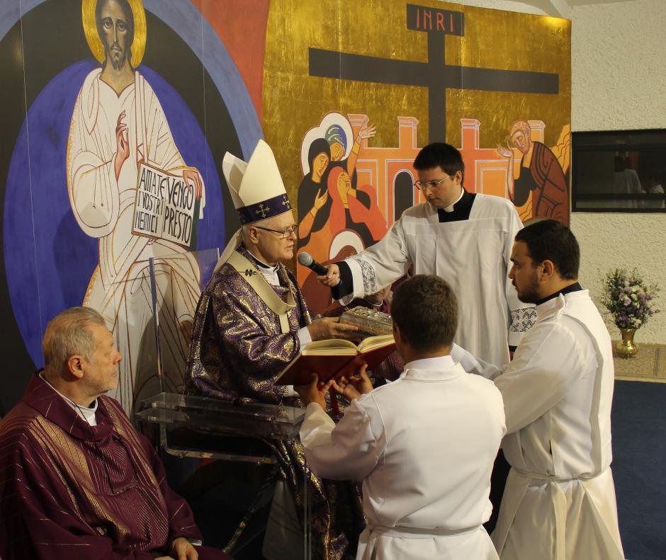 Ministérios de leitor e acólito são conferidos a religiosos de seminário em São Paulo.jpg Ministérios de leitor e acólito são conferidos a religiosos de seminário em São Paulo.jpg