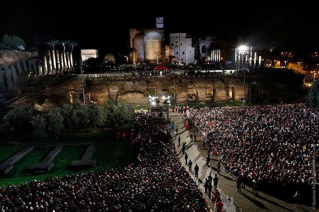 Professora francesa vai escrever a Via Sacra do Coliseu.jpg